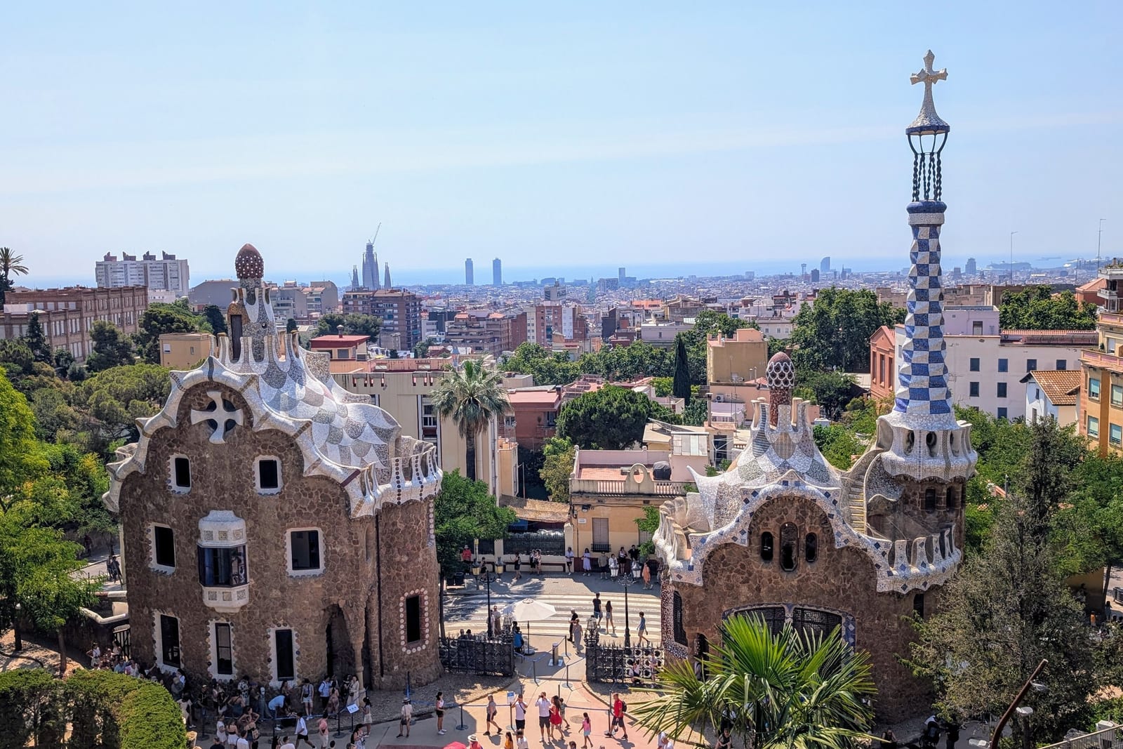 Sagrada Familia in Barcelona unter Sommerhimmel