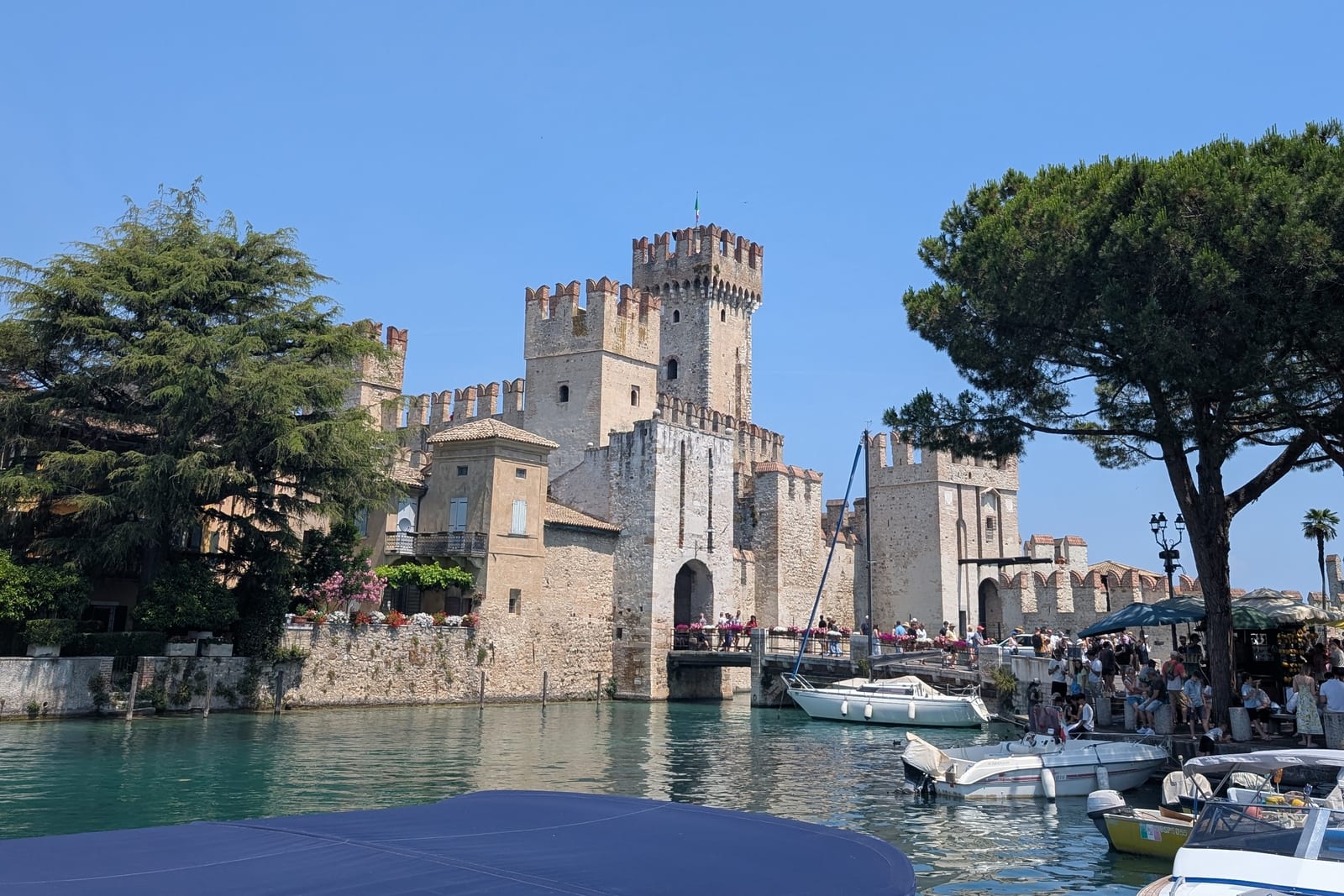 Scaligerburg in Sirmione am Gardasee mit Booten im Vordergrund