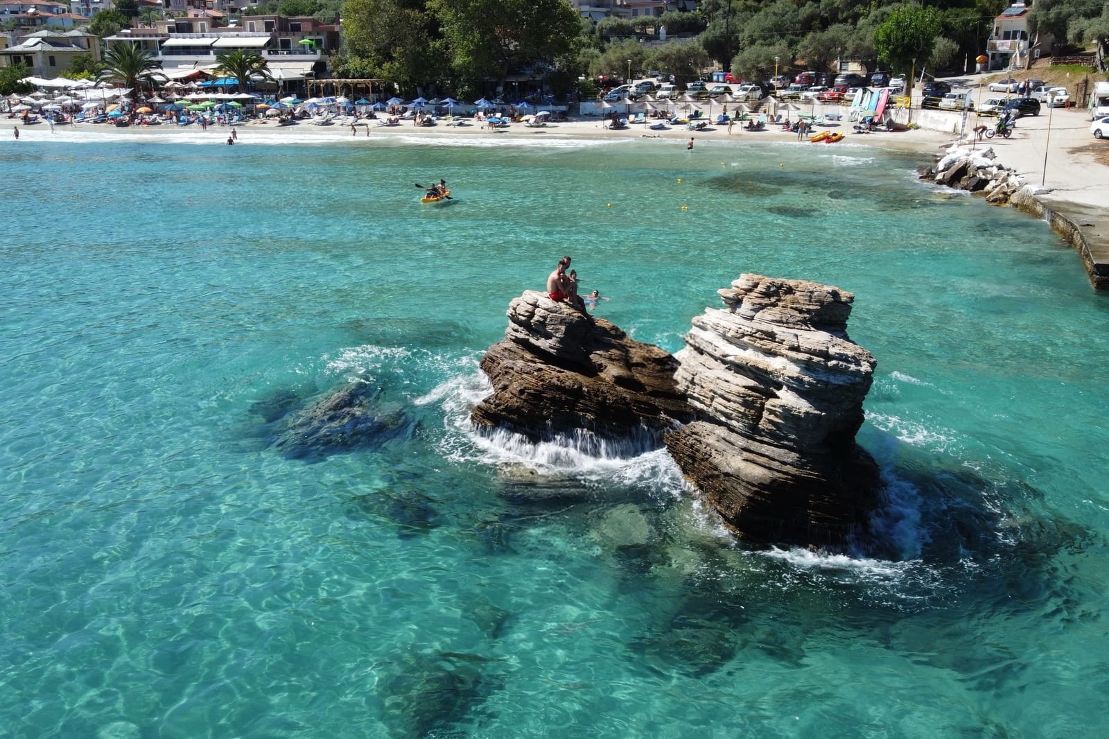 Tuerkises Wasser und Felsen an einem Strand bei Kavala