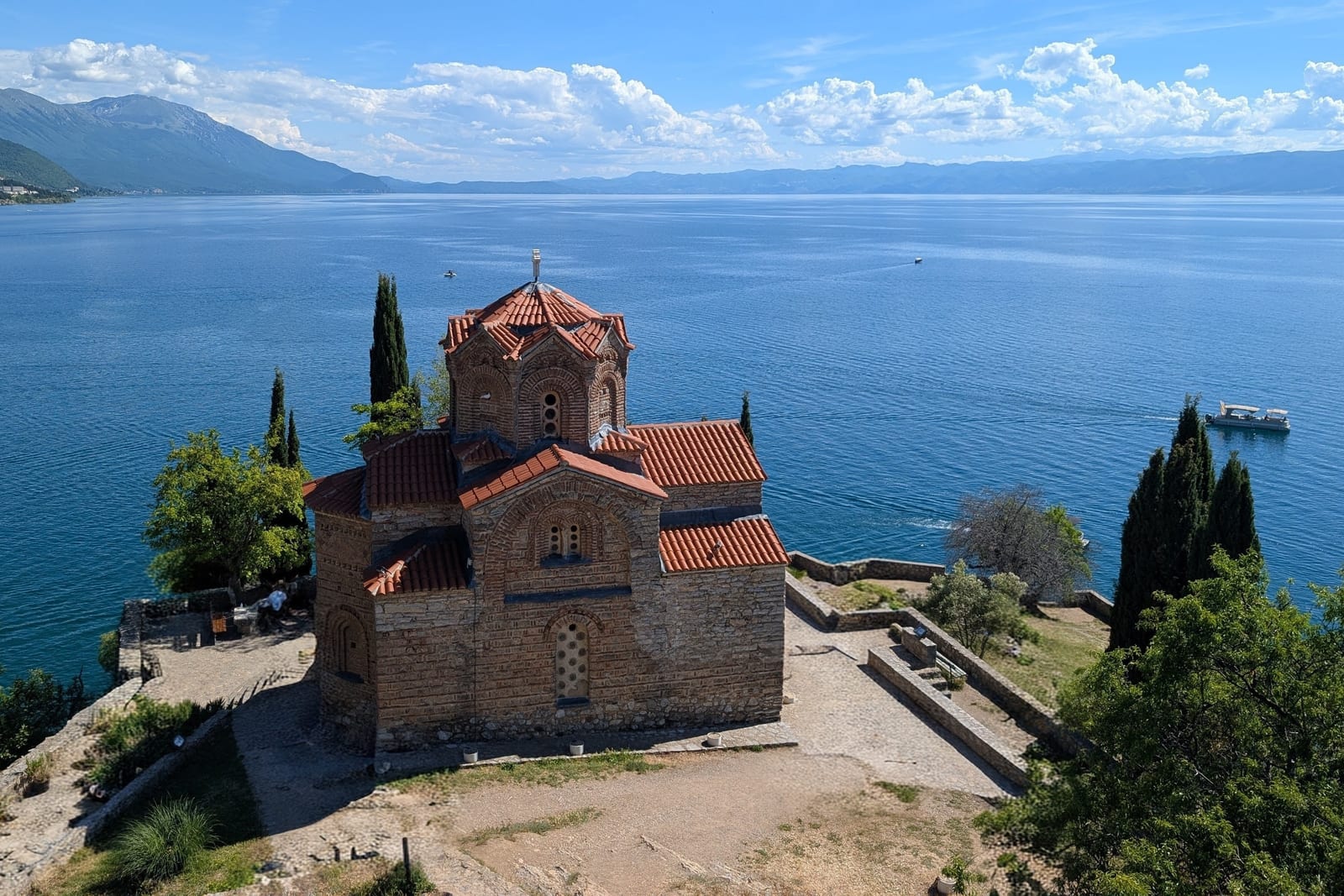 Blick über den Ohridsee mit der Kirche Sv. Jovan Kaneo auf der Klippe