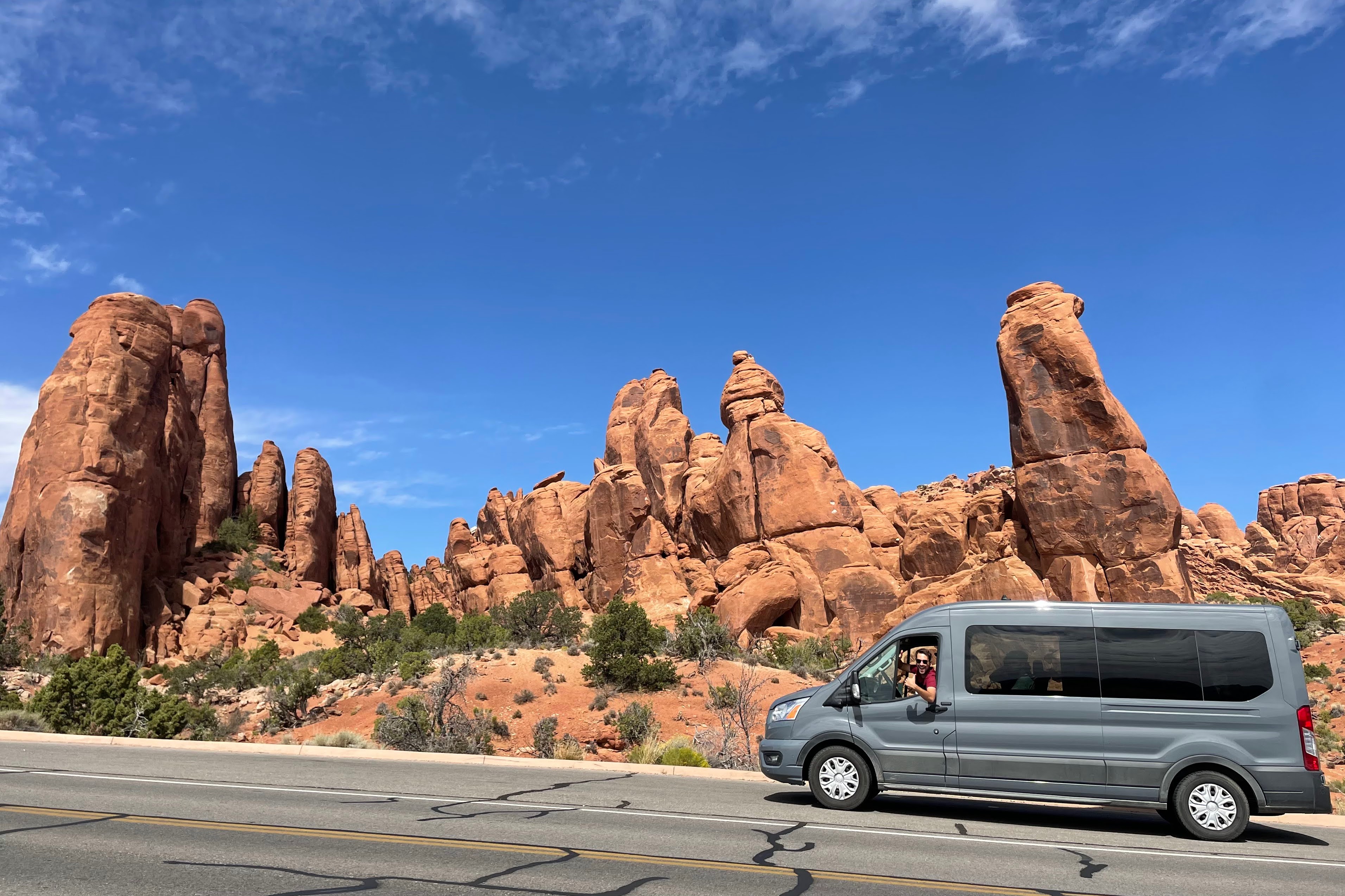 15-Sitzer-Van vor roten Felsformationen im Arches National Park